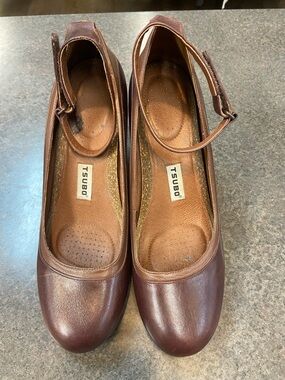 Tsubo Women's Dark Brown Leather Ankle-Strap Clog Flats